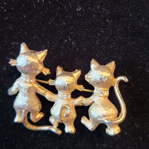 Three Cats Holding Hands Gold Tone Kitty Cat Family Brooch Pin 1.5" x 1"